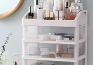 Organizador de maquillaje de tres niveles